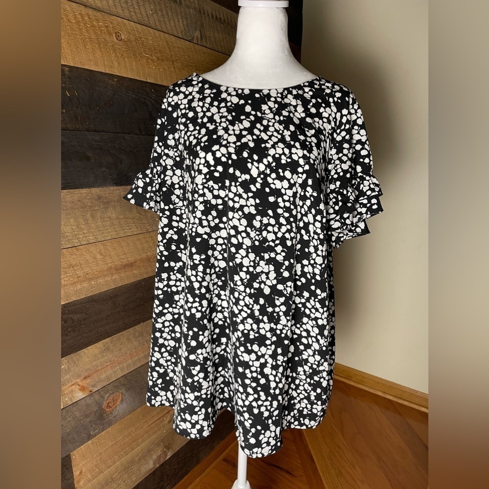Lane Bryant Black & White Short Sleeve Top Size 20